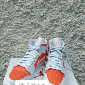 Air Jordan 1 Mid Bright Citrus (W) - Jag har bara provat idag. Kan mötas i Borås eller Göteborg.