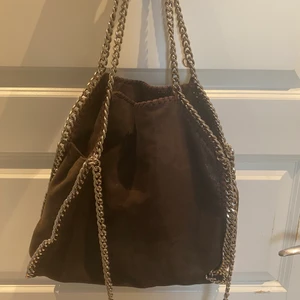  stella mccartney - Dehär e en liknade och ser exakt ut som en stella McCartney väska i färgen brun den är stor och får plats med mycket saker i. Men har tyvärr inte kommit till användning den är i ok skick. Buda gärna 💙 publicerade på nytt pågrund av köparen inte svarade 