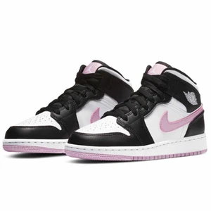 Air Jordans 1 Mid - Säljer nu mina snygga Jordans för de tyvärr inte kommer till någon användning💗 De är användna ett fåtal gånger och är därför i jätte bra skick💗 Kommer bli budgivning vid fler intresserade💗 Skriv för fler bilder💗