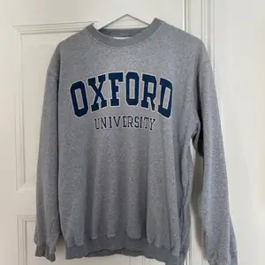 Snygg grå collegetröja från Oxford university. 