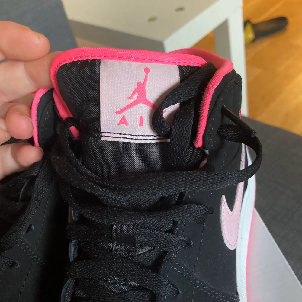 Knappt använda Nike jordan skor i färgerna svart & rosa, stl 39. Som nya!. Skor.