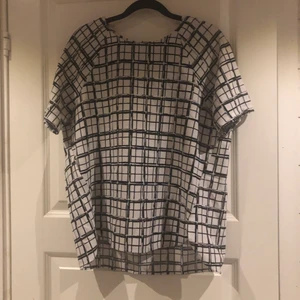 H&M blus - Rutig blus får H&M. Aldrig använd. Strl 40 🖤