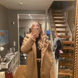 Teddy kappa  - En varm Teddy kappa som är perfekt för hösten🤎 inte andvänd så mycket. Kappan är från boohoo i storlek 38. Kontakta för frågor eller mer bilder💕