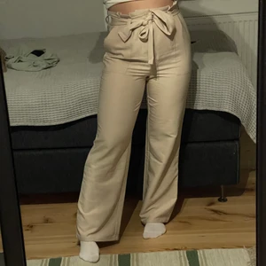 Kostymbyxor  - Kostymbyxor i gott skick från Nelly som tyvärr inte sitter bra på mig längre, köpta för ca 1 år sedan och har lite smuts i nerkant, går förmodligen att tvätta bort har bara ej försökt💞 tvättas såklart innan ivägskick💕 köpare står för frakt 