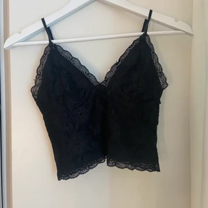 Svart topp från bikbok - svart topp i spets från bikbok, stl S, begagnat skick och därför billig. Banden går att ändra längd och passformen är stretchig, skriv om du undrar något. Fraktar eller möts upp i stockholm. ☺️