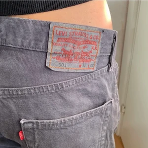Levis jeans grå - Säljer dessa levis jeans. Köpta på plick av mig en tjej men dom va tyvärr försmå så säljer dom igen. Ursnygga och ser ut som dom gråa straight jeansen från zara. Modell 501 storlek w32 l32❤️😊