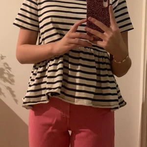 En väldigt trendig tröja från Zara - En randig tröja från Zara som sällan har kommit till användning därav säljer jag den⭐️