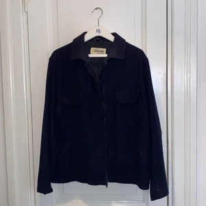 Midjejacka  - Midjejacka två stycken helt fel fria. Ena är marinblå och den andra mer lilablå. Jättebra skick från Enköping joar fashion Hettemarks. Säljer midjejackorna för 800kr styck men pris går att diskuteras! Nås enbart på 0703920483. Säljer allt i original med original galje.