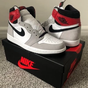 Air Jordan 1 high LIGHT SMOKEY GRAY - Light smokey grey riktigt fräscha , ligger ute på diverse hemsidor till försäljning . Högst bud vinner! 
