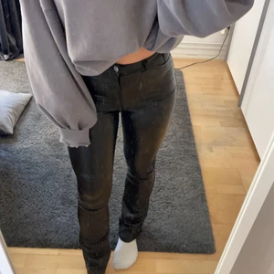 Skinnbyxor från nakd - Ett par jättesköna skinnbyxor från nakd med utsvävning. De är i bra skick och har ett stretchigt material. ✨