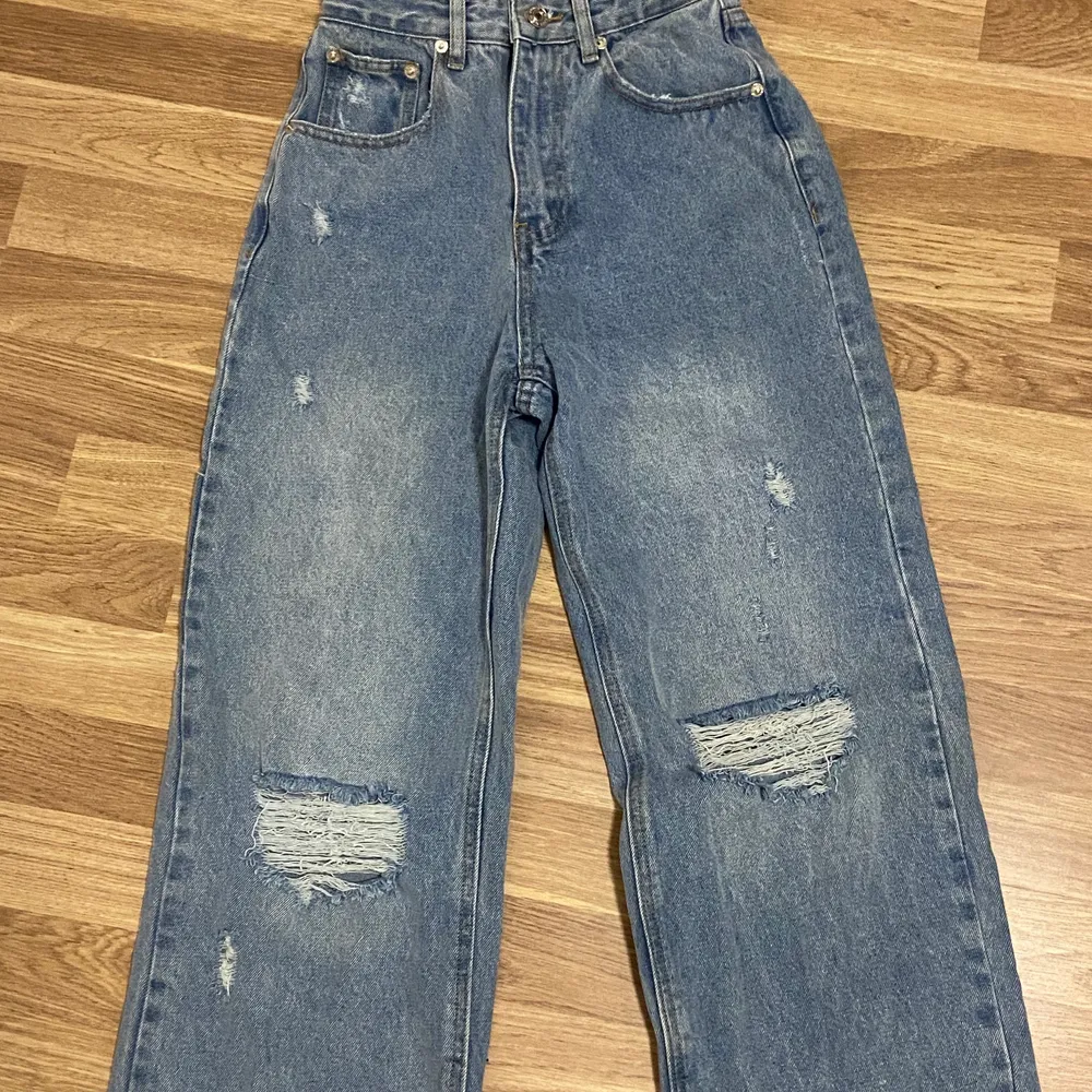 säljer nu mina blåa jeans som tyvärr var för stora för mig. använt 1 gång (provning) köparen går för frakt.. Jeans & Byxor.