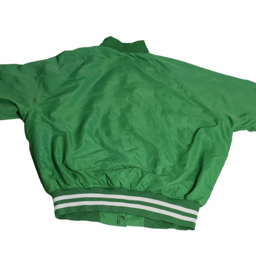 En riktigt cool grönfärgad nylonjacka som är från 80-talet troligtvis men vi vet inte säkert då den var thriftad för länge sedan och har sådana drag. Därför perfekt för en 80s aesthetix. Färgen har stor efterfrågan och är jättesvår att få tag på.. Jackor.