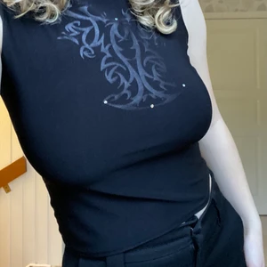 Svart linne - Svart linne från secondhand med ett coolt tryck. Ställ gärna frågor i chatten.