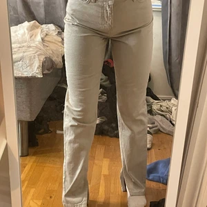 Jeans - Ett par jättefina jeans från nakd. Med slits även. Tycker verkligen dom är super snygga men har aldrig fått andvändnig av dom. Så har även aldrig använd dom.