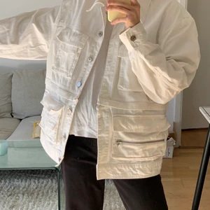 Vit jeansjacka med detaljer  - Vit jeansjacka från & Other Stories. Jackan har en avtagbar del som man kan ta av för att få till en kort snygg modell på jackan! I storlek 36, oversized modell. En cool jacka i bra skick, förutom lite slitningar på knapparna (se 3:e bilden). Köparen står för frakten men har även möjlighet att mötas upp i Stockholm. ☺️
