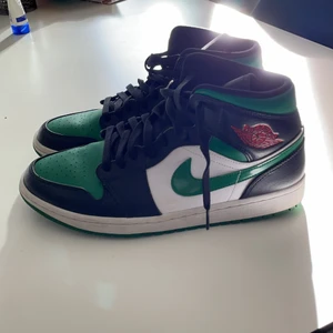 Air jordan 1 mids - Säljer mina Air Jordans i storlek 44 då jag knappt använt dom. Dom är i grymt bra skick och köptes på foot locker för ca 1 år sedan för 1400kr.