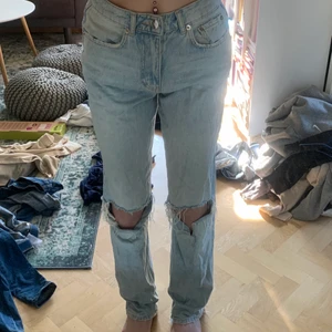 Jeans  - Säljer mina mom jeans med hål på knäna! Andvänt dom fåtal gånger och dom kommer aldrig till andvändning❤️