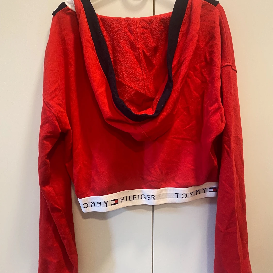 Croppad röd Tommy Hilfinger sweatshirt  - 90