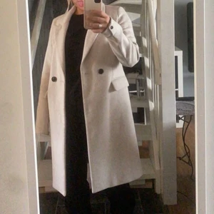 Beige/grå kappa - Från vero Moda. Bra skick 