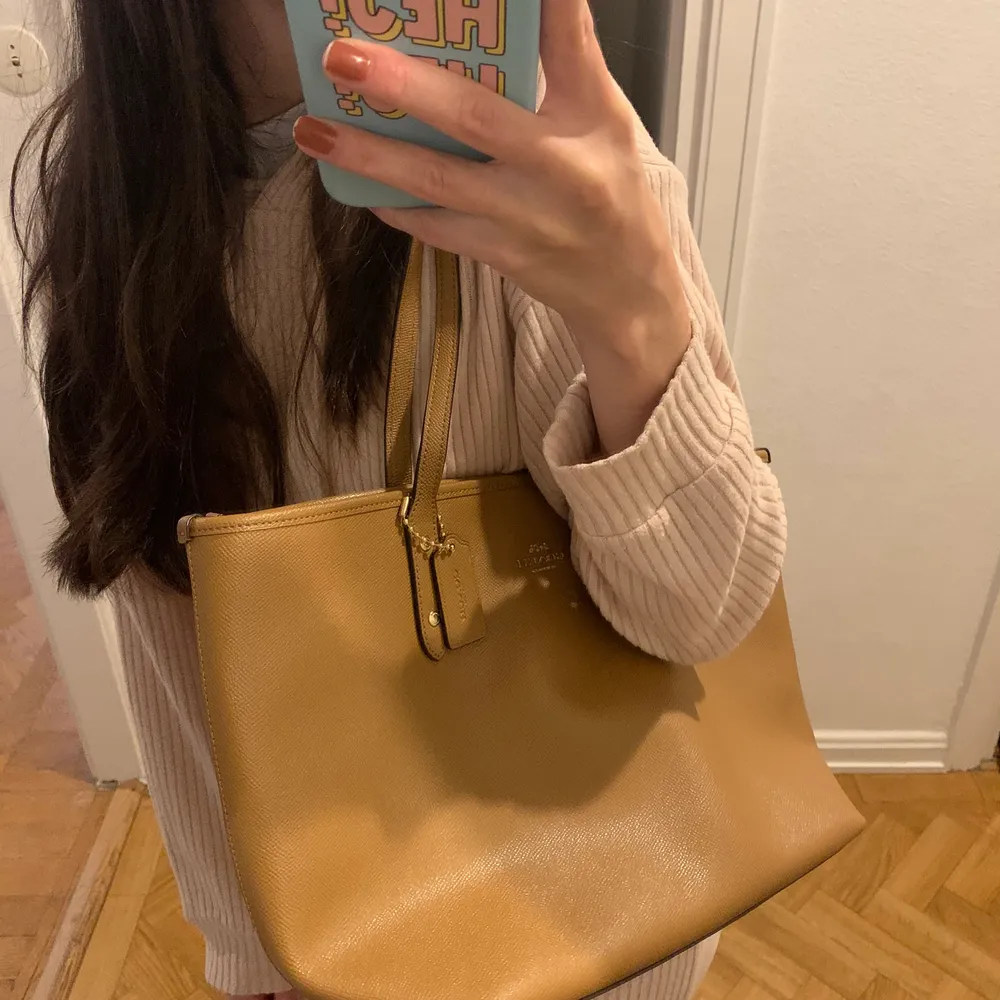 Coach classic nude tote, bought in the US three years ago. Flawless condition, clean interior, no apparent scratches or damage on handles/front and bottom. A beautiful beige neutral color, perfect for fall and it fits A LOT (including a standard laptop).. Väskor.