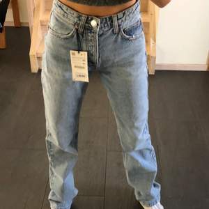 Säljer mina fina och trendiga jeans från Zara i storlek 34!!💘 De är helt oavända pga för stor storlek! Jag är 1,69 cm och de passar bra i den längden och uppåt! 
