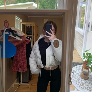 Vit fakeskinn puffjacka - inköpt förra hösten, knappt använd, köpare står för frakt!💗