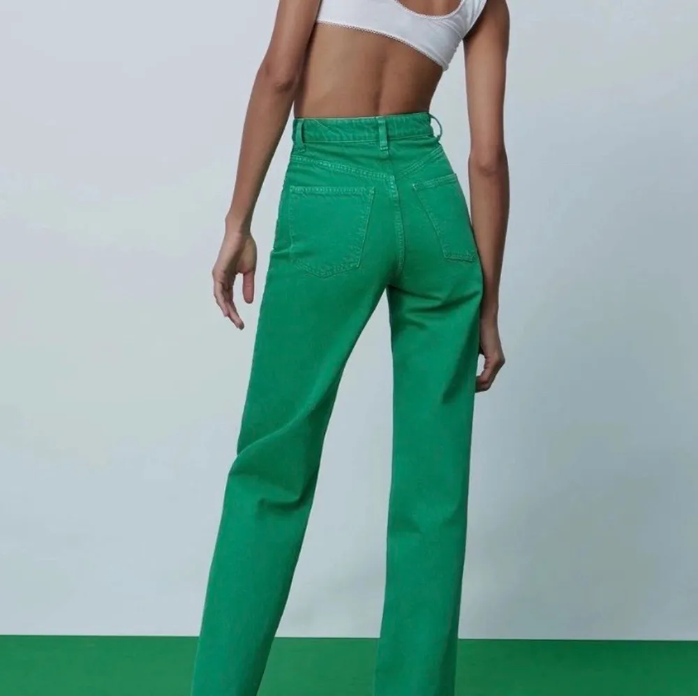 Intresse koll på mina fina gröna zara jeans, då dem inte kommer så mycket till användning, Kontakta gärna mig för fler bilder💚💚. Jeans & Byxor.