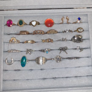 Ringar - Massa ringar, två av dem är silver och resten är någon random metall, vet ej om dom rostar eller ej. Köp alla (inkl silver ringarna) flr 300 inkl frakt.  Skicka bild på ringen du är intresserad av så säger jag priset.