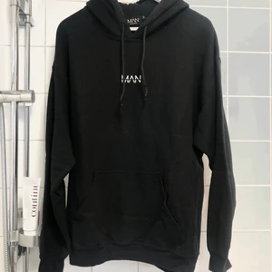 Hoodie  - Svart hoodie i märket MAN i nyskick
