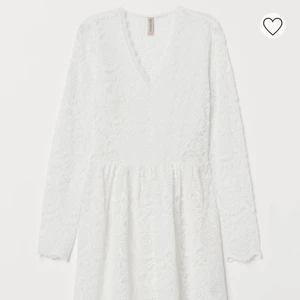 Vit spets klänning från HM divided  - Vit spets klänning från HM divided i storlek 38. Oanvänd med prislapp kvar