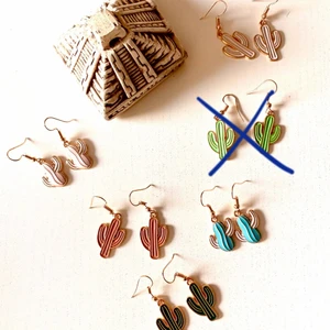 Handgjorda kaktusörhängen 🌵🌵🌵🌵☀️☀️ - ”Life is like a cactus: thorny but beautiful” ❤️🌵.                     60kr styck + fri frakt 🇸🇪 