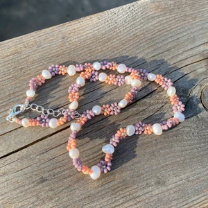 Halsband  - Superfint pärlat halsband med äkta sötvattenspärlor, finns att köpa hos tinsel.se! 🥰