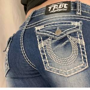 lågmidjade true religion jeans