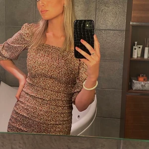 Sommarklänning - Säljer denna klänning från chiquelle då den ej kommer till användning längre, den är i toppskick då den endast är använd 2 gånger 💗 (ordpris 499kr)