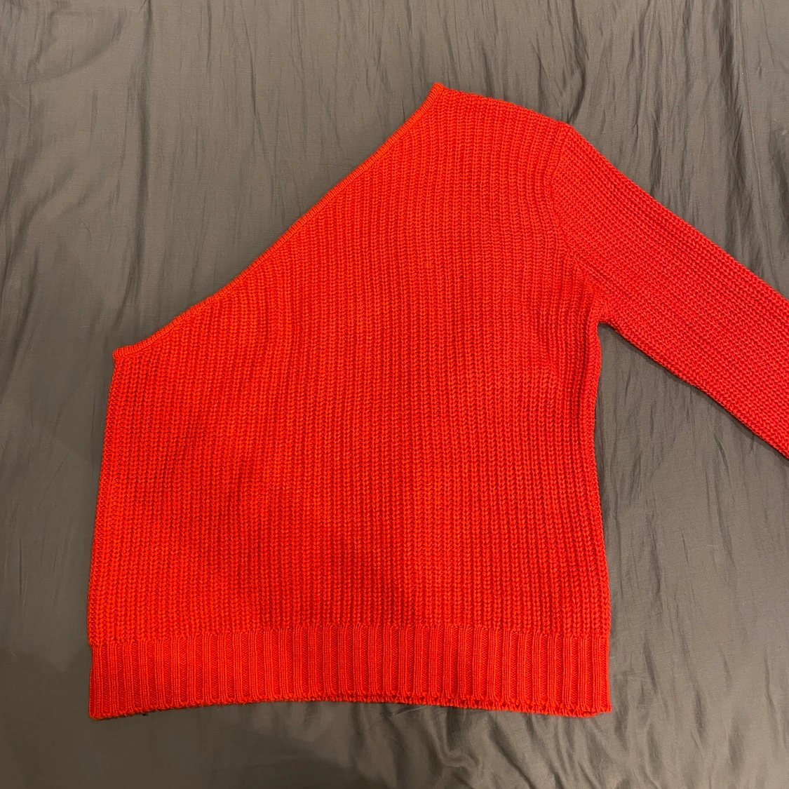 Stickad röd one shoulder topp - 91