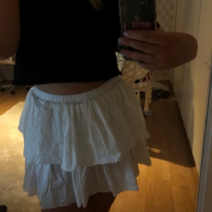 Volang kjol - Jätte fin vit volang kjol köpt på SHEIN. Aldrig använd.