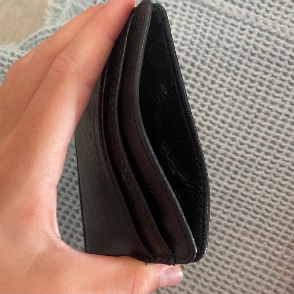 Lägger upp igen då köparen slutade svara☝🏼 Säljer min korthållare/plånbok från Zadig & Voltaire! Minst 6 kort får plats. Kom ihåg att bud är bindande ‼️❤️ Köp direkt för 500kr 💕 . Accessoarer.