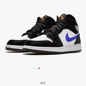 jordan black racer blue - säljer nu mina bäbisar, jordan ”black racer blue” som jag nu inte använt på flera månader. de är inte andvända mycket men pyttesmå märken, som jag såklart kan skicka bild på! inköpta på restock för ungeäfr 1600 kronor och säljer nu för 600, köpare står för frakt!💕💕 !!SJÄLVKLART ÄKTA MED KVITTO OCH BOX!! 