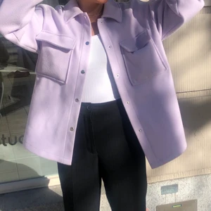 jacka strl 36 - använd 1 gång, jätte fin men säljs för att den inte används