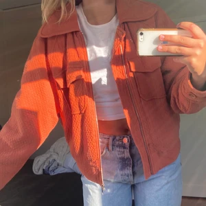 Jacka - Skit fin jacka från Carin Wester köpt för något år sedan och använd fåtal gånger🤩 med dragkedja och fyra fickor, strl S och väldigt oversized så passar de flesta😇 säljer för 350kr + frakt🥰