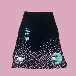 🍒Pucca kjol 🌸 - Supersöt kjol med körsbärsblommor, Pucca och Garu. Dragkedja bak och en dragkedja på sidan så man kan ha en slits om man önskar. Helt svart baktill.  Passar s-l beroende på hur man vill den ska sitta (högmidjat/lågmidjat) 