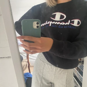 svart champion sweatshirt - herrstorlek S, och den är ganska oversized på mig som är 173cm. bra skick knappt använd! 