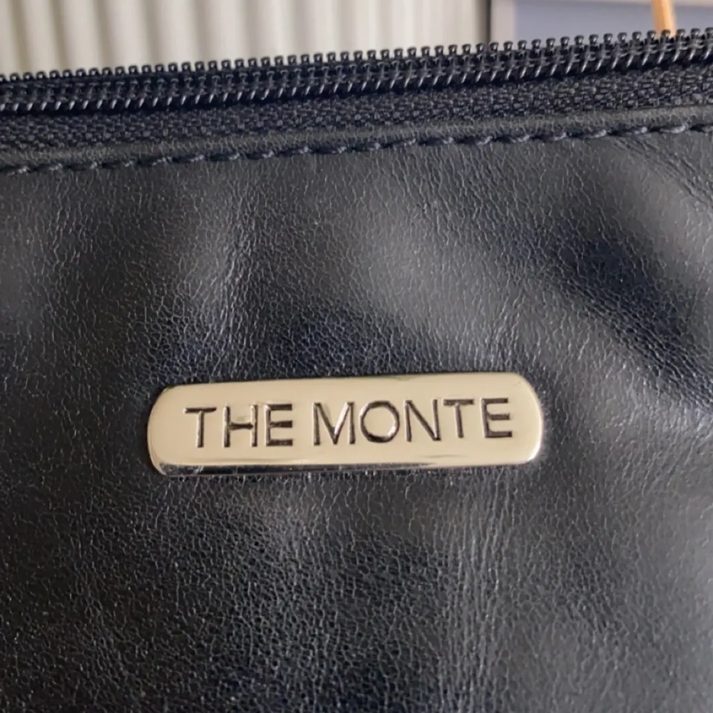 Äkta The Monte väska i läder. Är lite sliten i axelbandet men annars väldigt bra skick. 🖤🖤. Väskor.