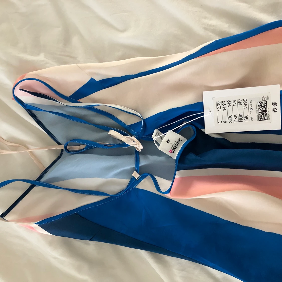 Randig satin klänning - 91