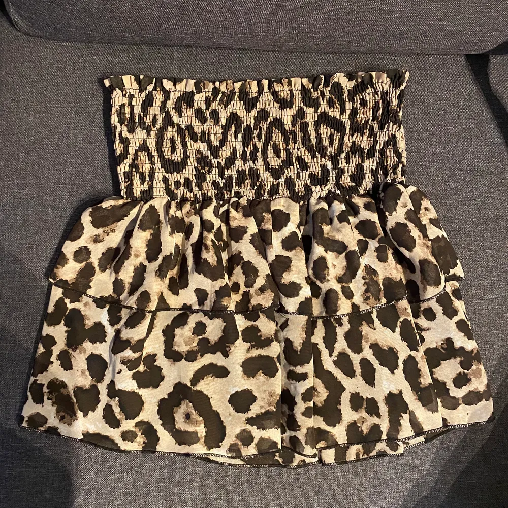 Säljer denna super fina leopard kjol från Loavie PS se bild 2 den har låstnat lite i resoren men absolut inget man ser! . Kjolar.
