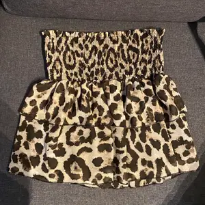Säljer denna super fina leopard kjol från Loavie PS se bild 2 den har låstnat lite i resoren men absolut inget man ser! 