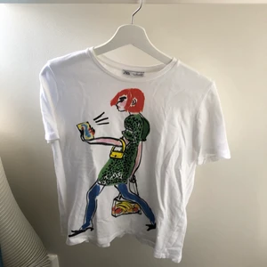 T-shirts från Zara! - Säljer tre t-shirts från Zara med olika tryck. Säljer 1 för 25, 2 för 40 och 3 för 50! Alla är i storlek S och bra skick. Köparen står för frakten på 66 kr💕
