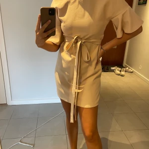 Klänning - Söt klänning med snöre i midjan. Använd fåtal gånger. 100kr+frakt 