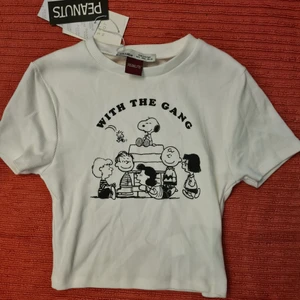 T-shirt från Pull&bear - En superfin T-shirt från Pull&bear. Storlek S men liten i storleken och kort passform. Endast provad!