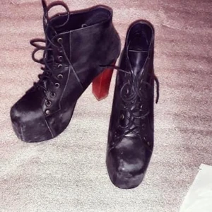 Jeffrey Campbell Lita - Platåsko LITA från Jeffrey Campbell i strl 37. Passar en storlek 36. Säljes pga för små i använt skick, har enstaka skavanker på klacken och ett litet märke på framdelen. Knappt synligt. Ser risiga ut pga legat i kartong i ett par år, men det går att fixa med läderkräm. Skickar dem såklart rengjorda och nyputsade. Nypris ca 1500kr. 